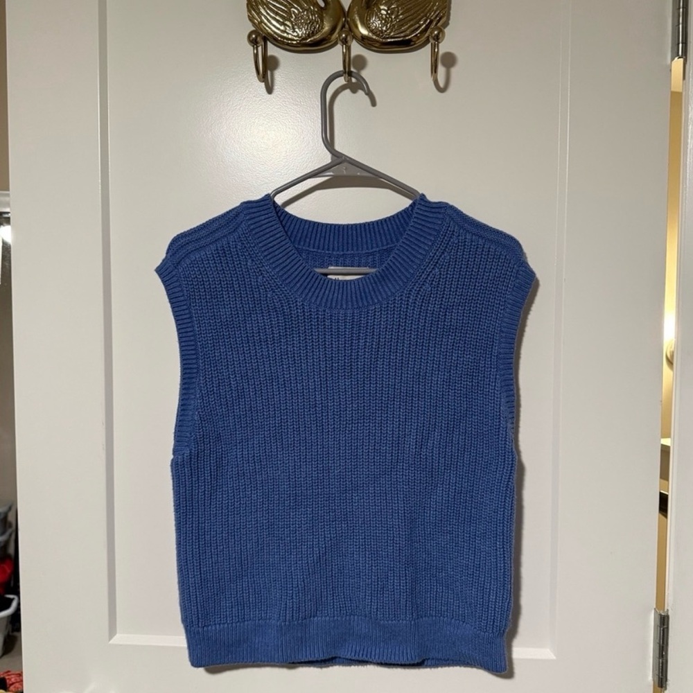 Abercrombie & Fitch Blue Ribbed Knit Sleeveless Sweater Vest - Picture 2 of 3